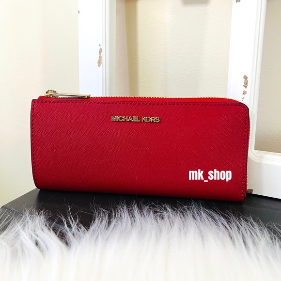 Michael Kors Jet Set Travel Large Three Quarter Zip Wallet - Picture 2 of 14